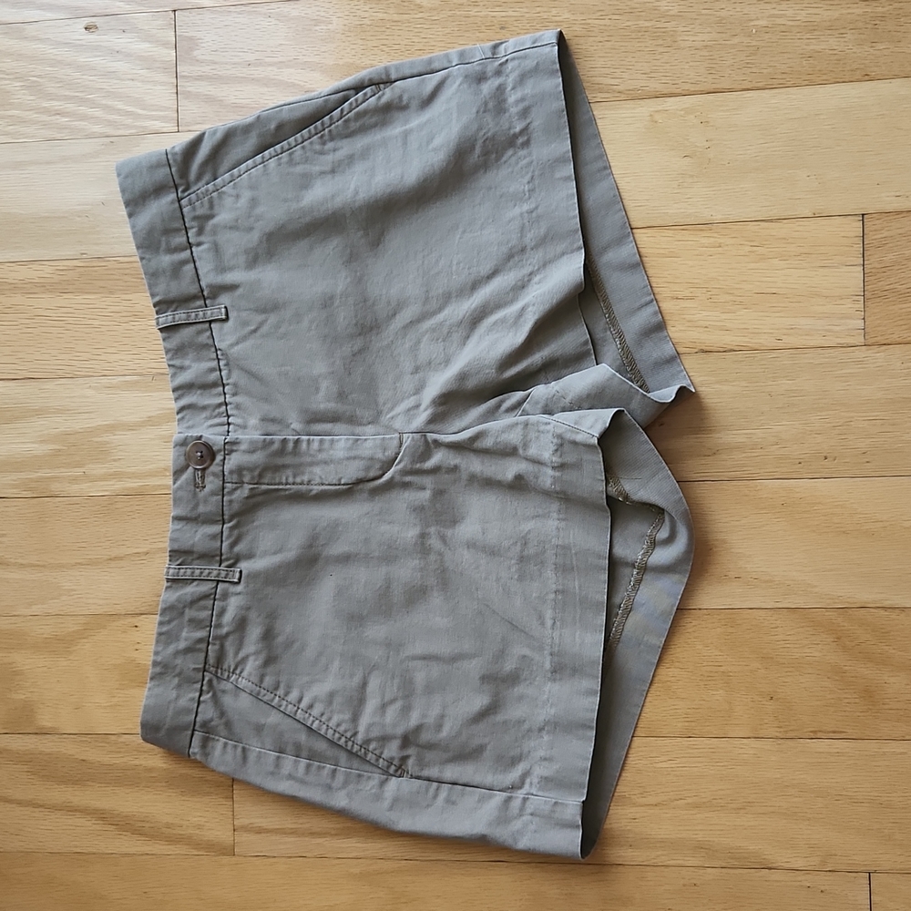 GAP size 2 women's khaki shorts